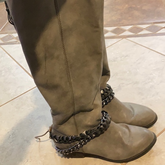 Boots - Picture 4 of 4